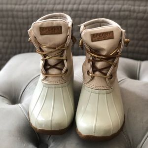 Sperry duck boots size 9.5. Adorable shimmer!